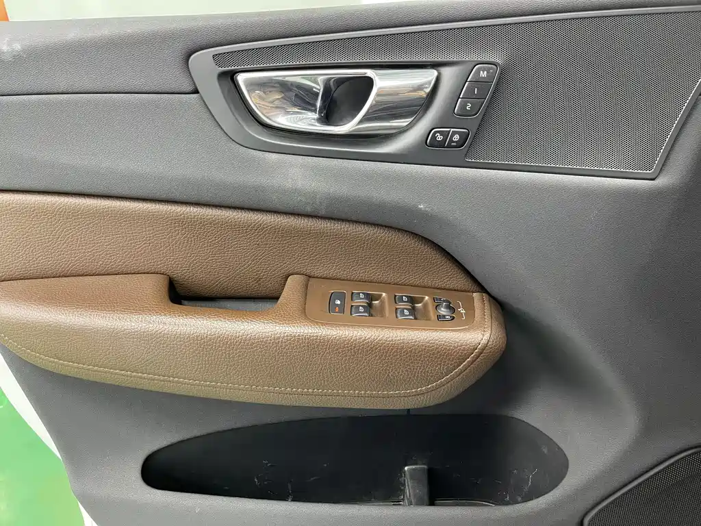 Volvo XC60 2020 — фото 19
