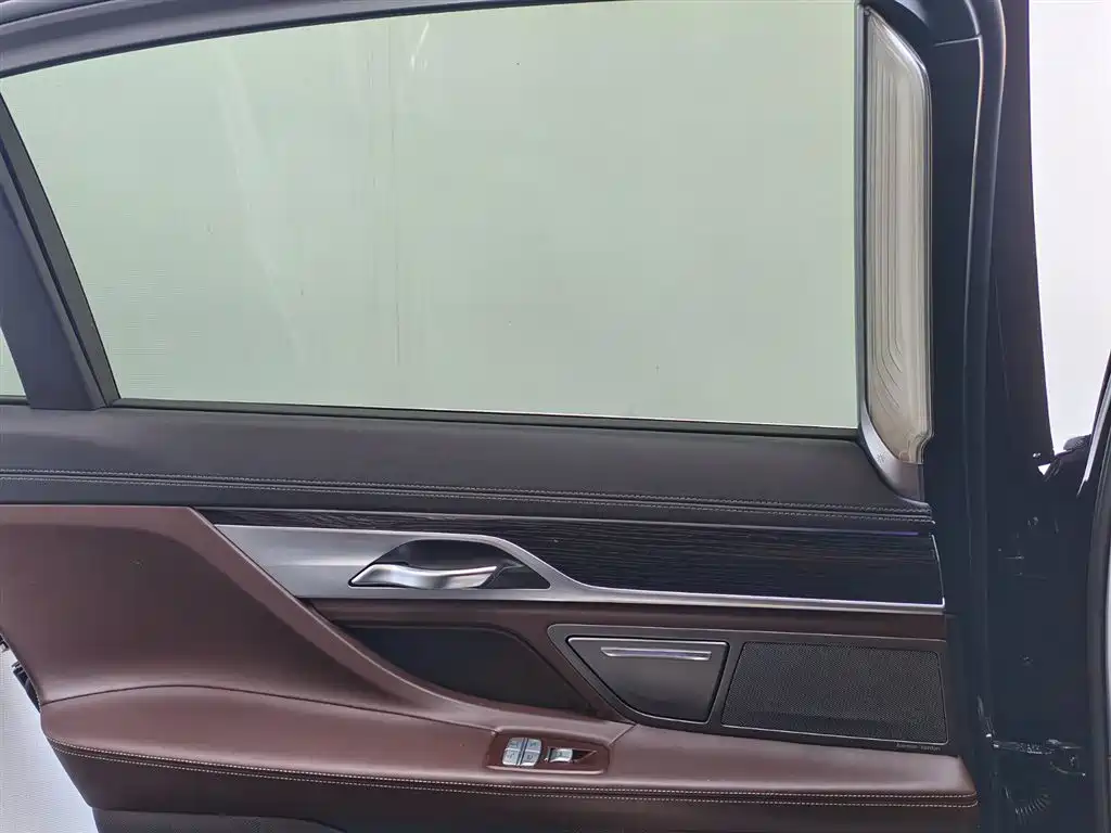 BMW 7 Series 2016 — фото 11