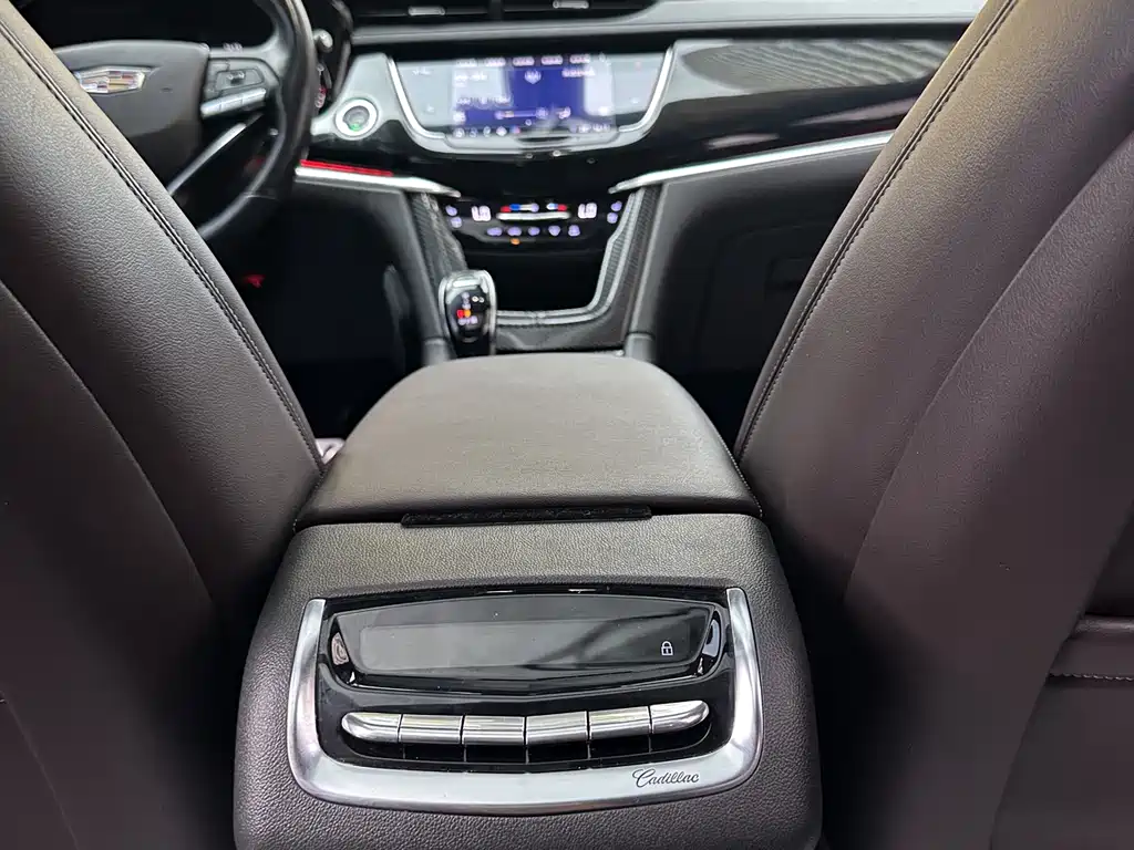 Cadillac XT6 2022 — фото 17