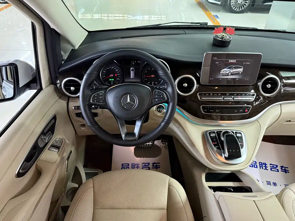 Mercedes-Benz V-Class 2018 — фото 11