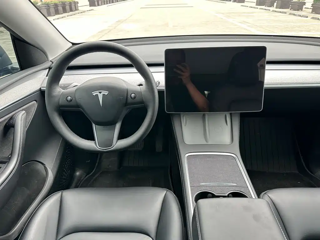 Tesla Model Y 2024 — фото 11