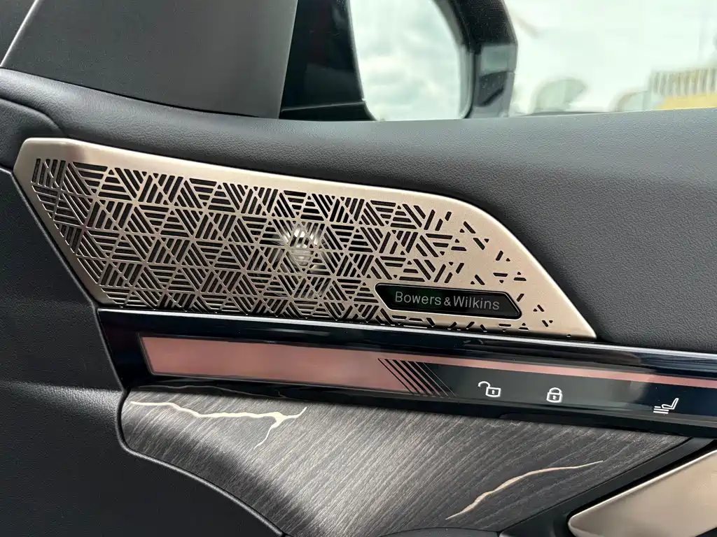 BMW 5 Series 2025 — фото 13