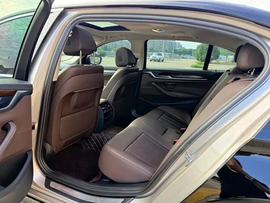 BMW 5 Series 2019 — фото 10
