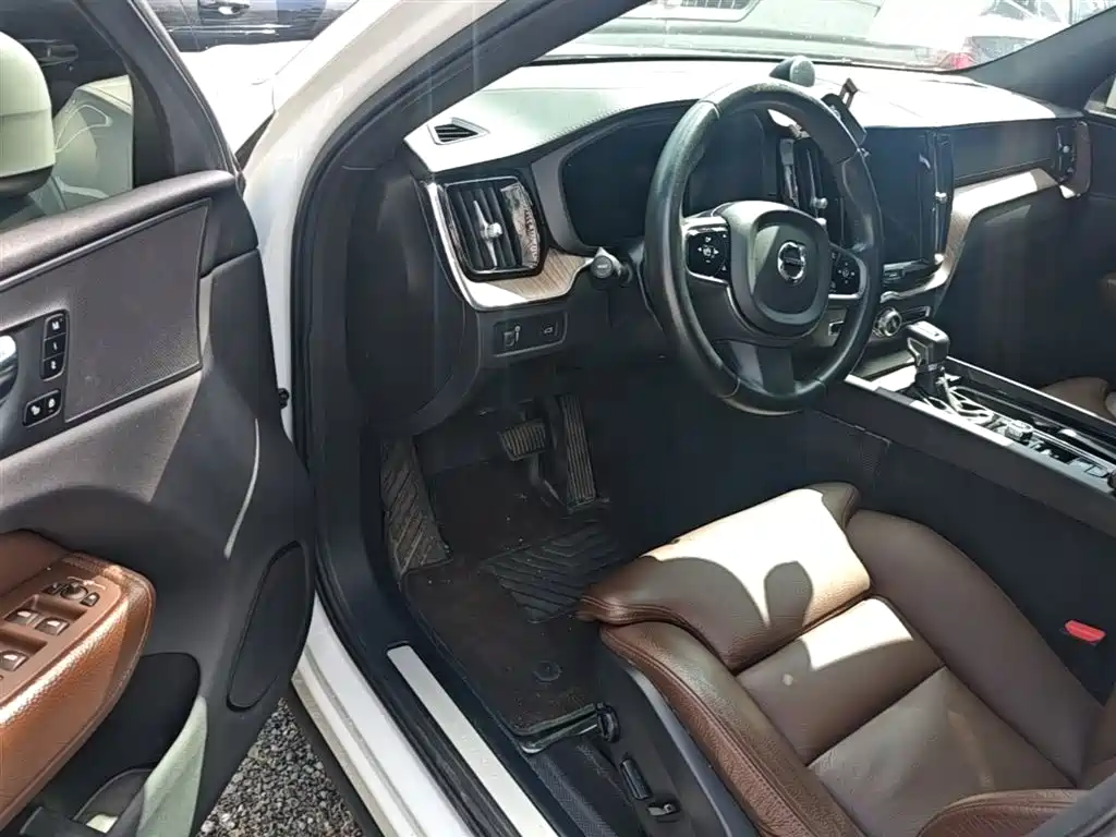 Volvo XC60 2021 — фото 16
