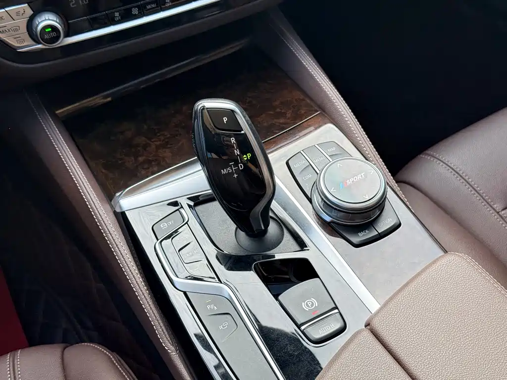 BMW 5 Series 2019 — фото 15
