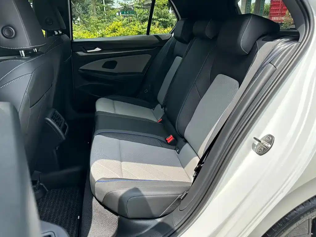 Volkswagen Golf 2024