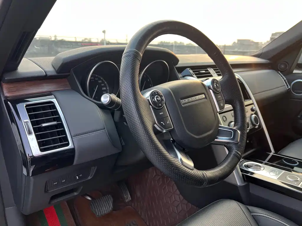 Land Rover Discovery 2017 — фото 12