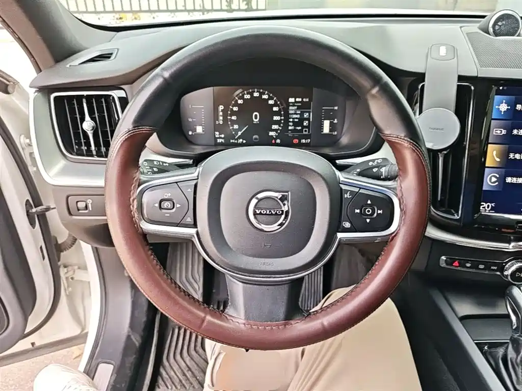 Volvo XC60 2021 — фото 11