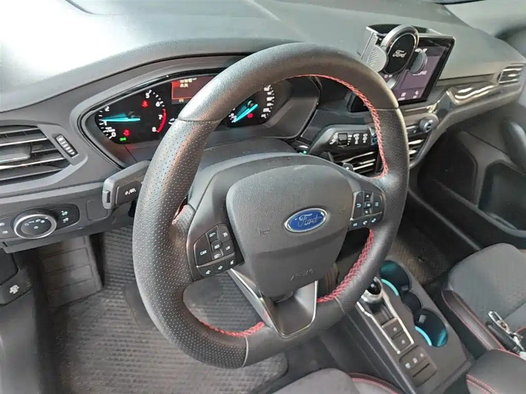 Ford Focus 2020 — фото 10
