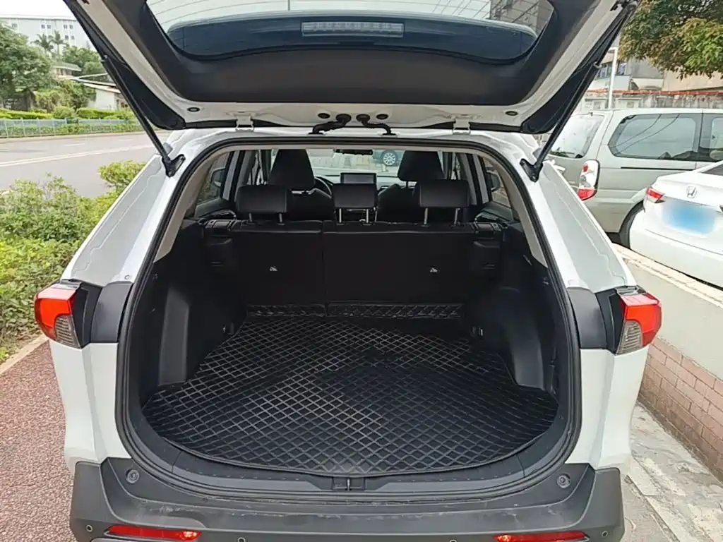 Toyota RAV4 2021 — фото 19