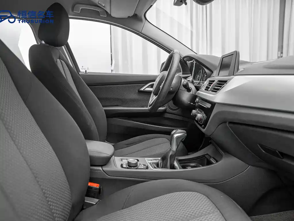 BMW 1 Series 2017 — фото 14