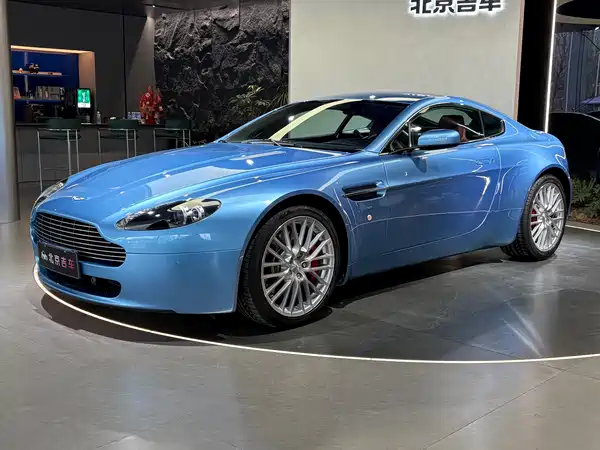 Aston Martin V8 Vantage 2011