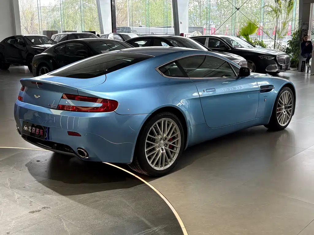 Aston Martin V8 Vantage 2010 — фото 7
