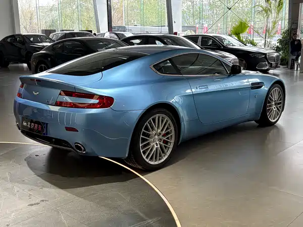 Aston Martin V8 Vantage 2011
