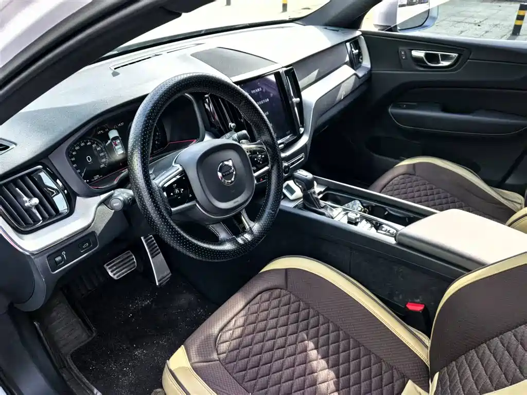 Volvo XC60 2018 — фото 10