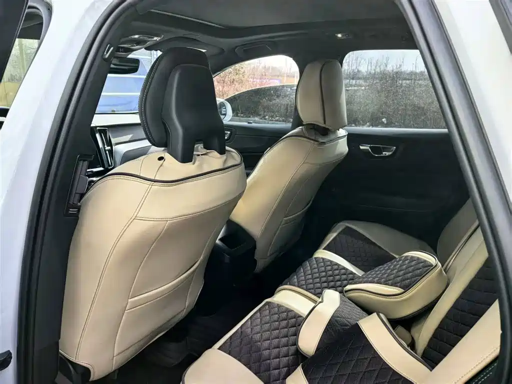 Volvo XC60 2018 — фото 11