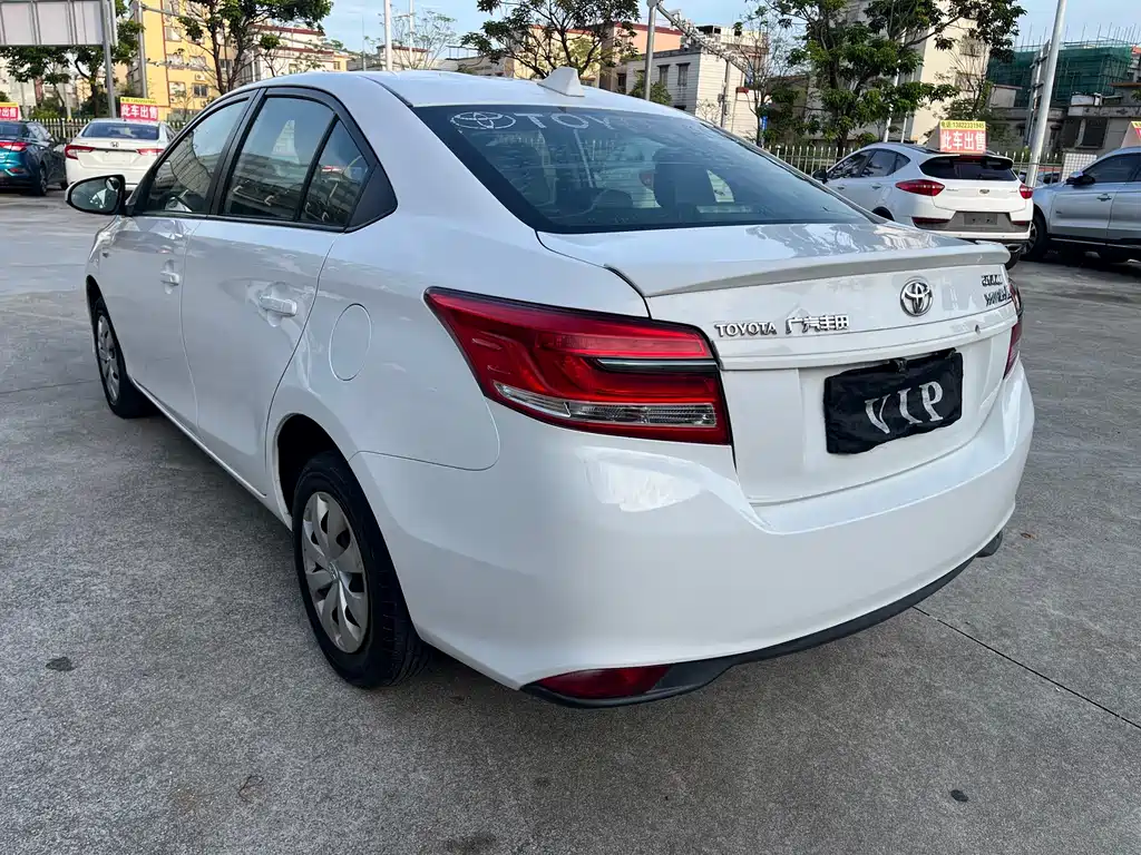 Toyota Yaris L 2017 — фото 9