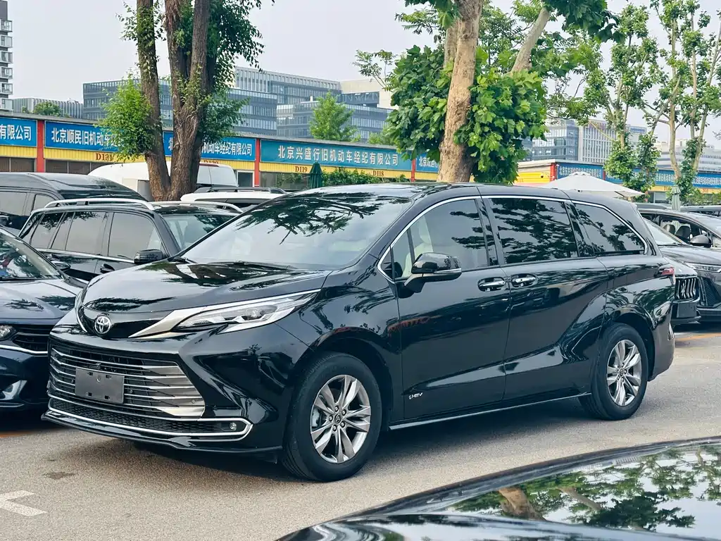 Toyota Sienna 2025 — фото 1