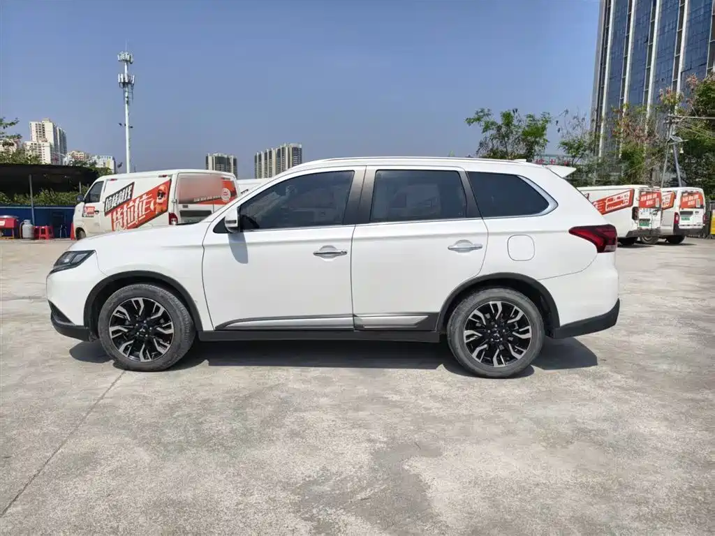 Mitsubishi Outlander 2020 — фото 13