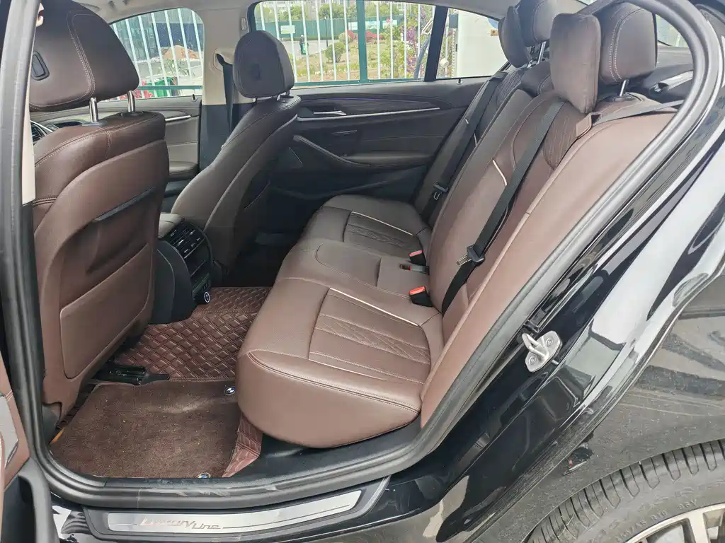 BMW 5 Series 2021 — фото 10