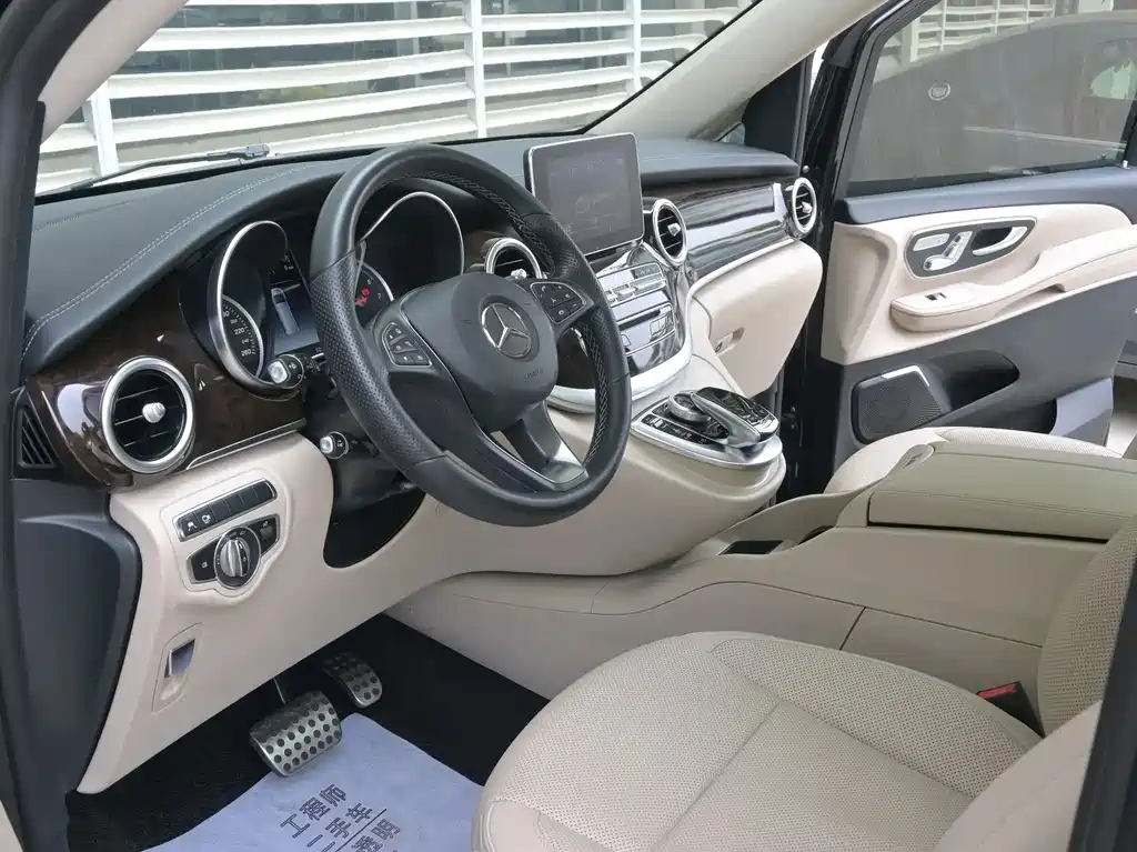 Mercedes-Benz V-Class 2018 — фото 26