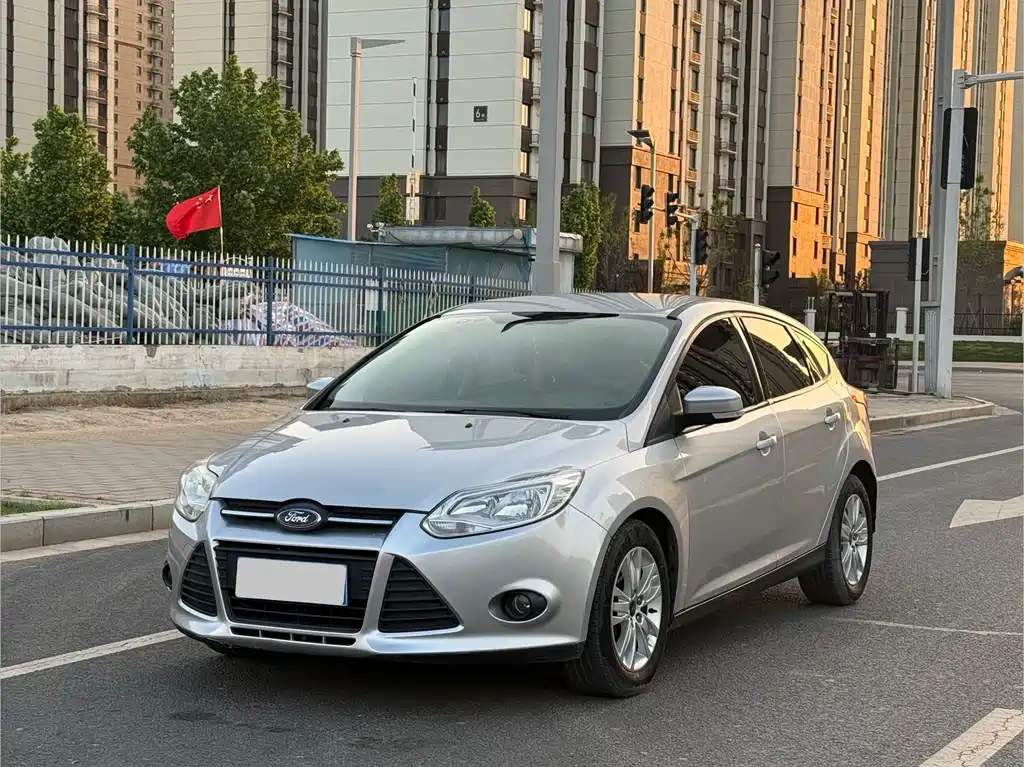 Ford Focus 2013 — фото 1