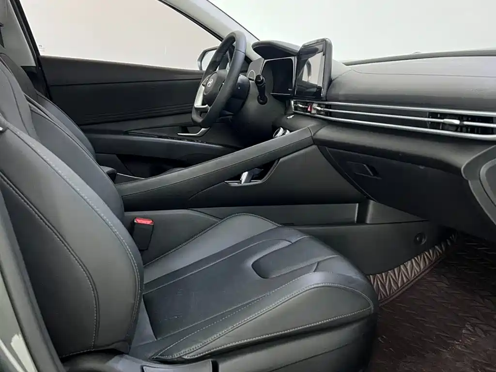 Hyundai Elantra 2023 — фото 11