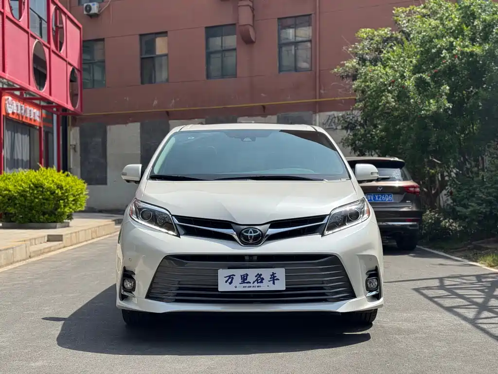 Toyota Sienna 2019 — фото 2