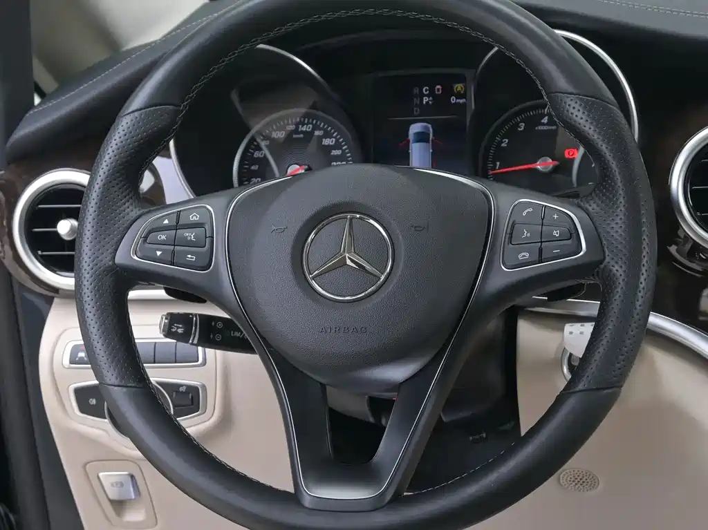 Mercedes-Benz V-Class 2018 — фото 17