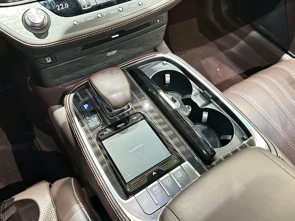 Lexus LS 2020 — фото 23