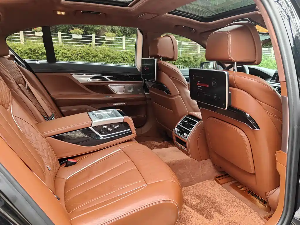 BMW 7 Series 2017 — фото 22