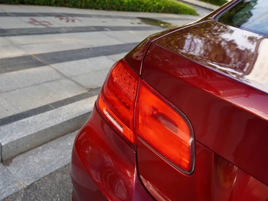 BMW 3 Series 2010 — фото 24