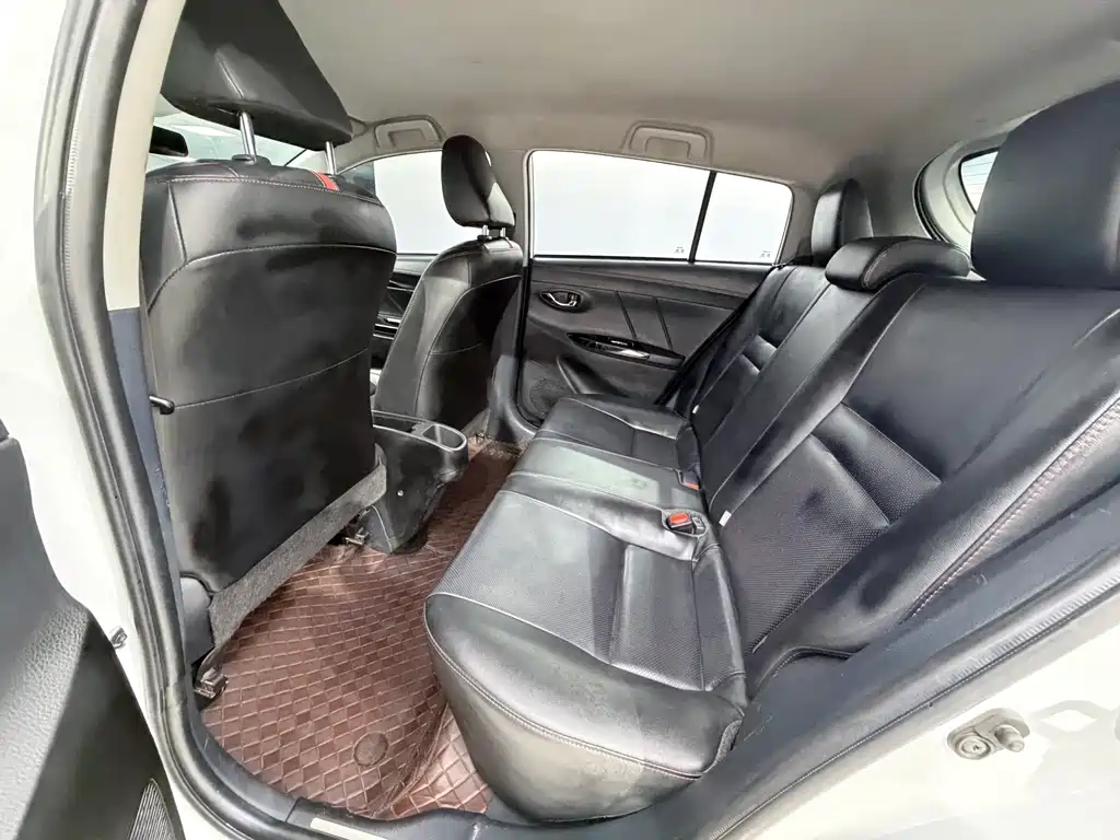 Toyota Yaris L 2022 — фото 8