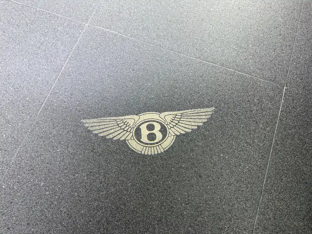 Bentley Bentayga 2025 — фото 14