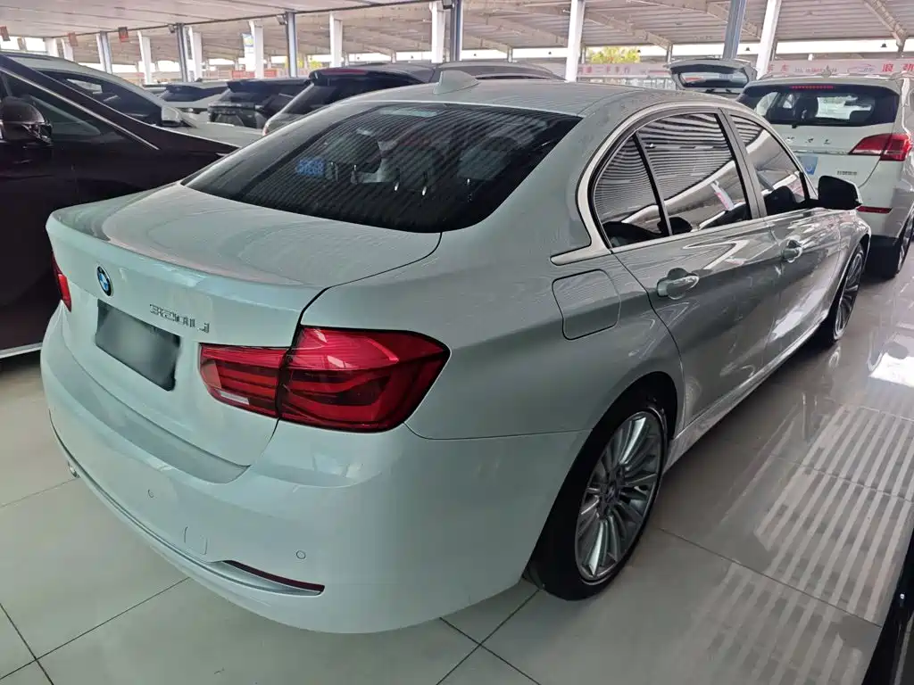 BMW 3 Series 2018 — фото 10