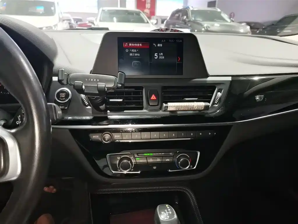 BMW 1 Series 2018 — фото 13