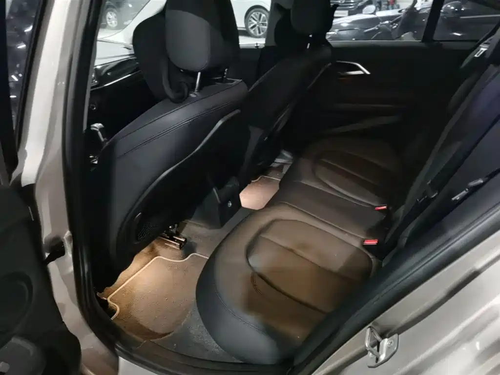 BMW 1 Series 2018 — фото 17