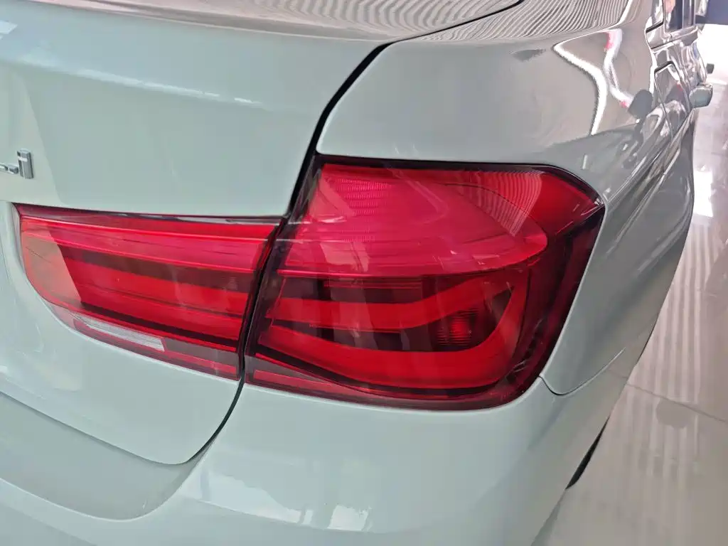 BMW 3 Series 2018 — фото 11