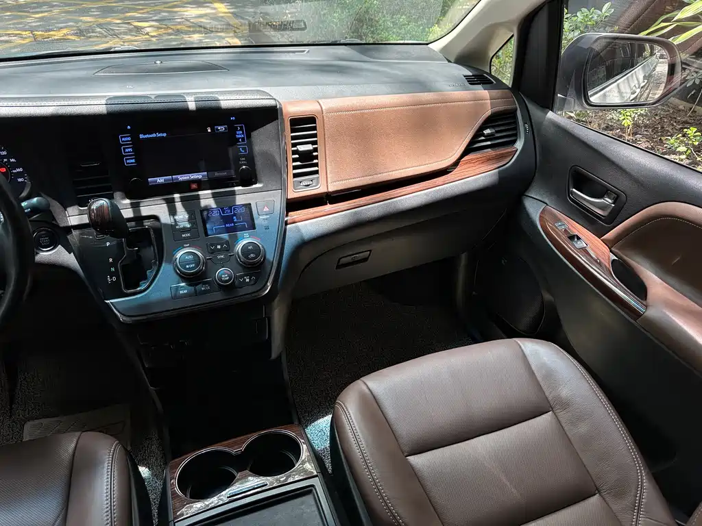 Toyota Sienna 2017 — фото 14