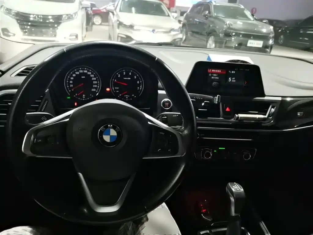 BMW 1 Series 2018 — фото 10