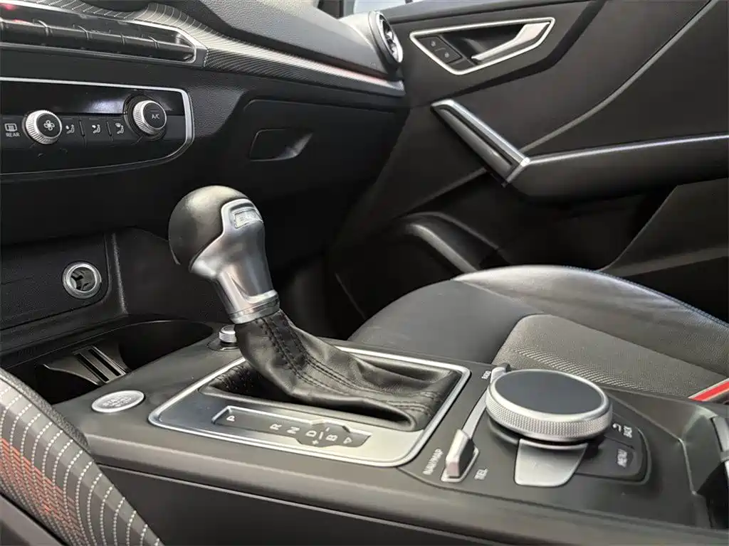Audi Q2L e-tron 2020 — фото 12