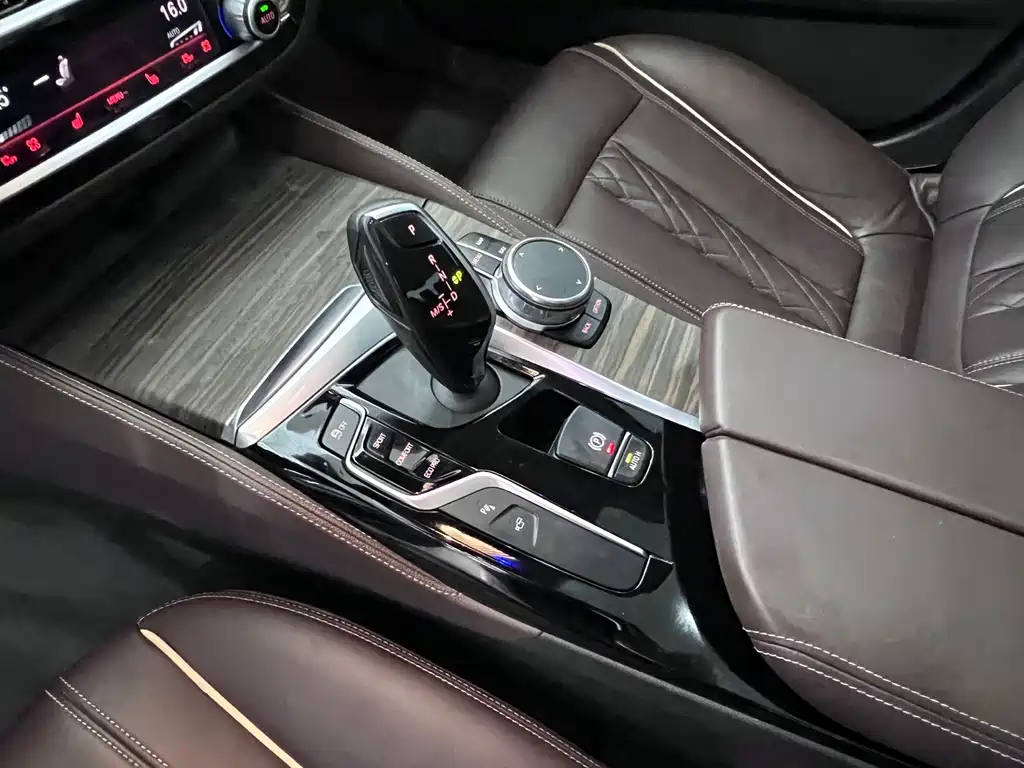 BMW 5 Series 2019 — фото 17