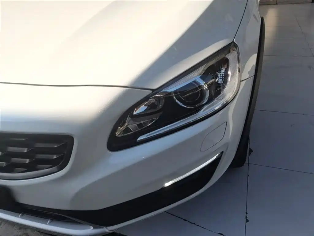 Volvo V60 2018 — фото 24