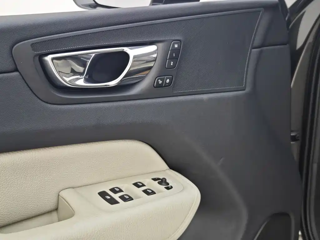 Volvo XC60 2018 — фото 16