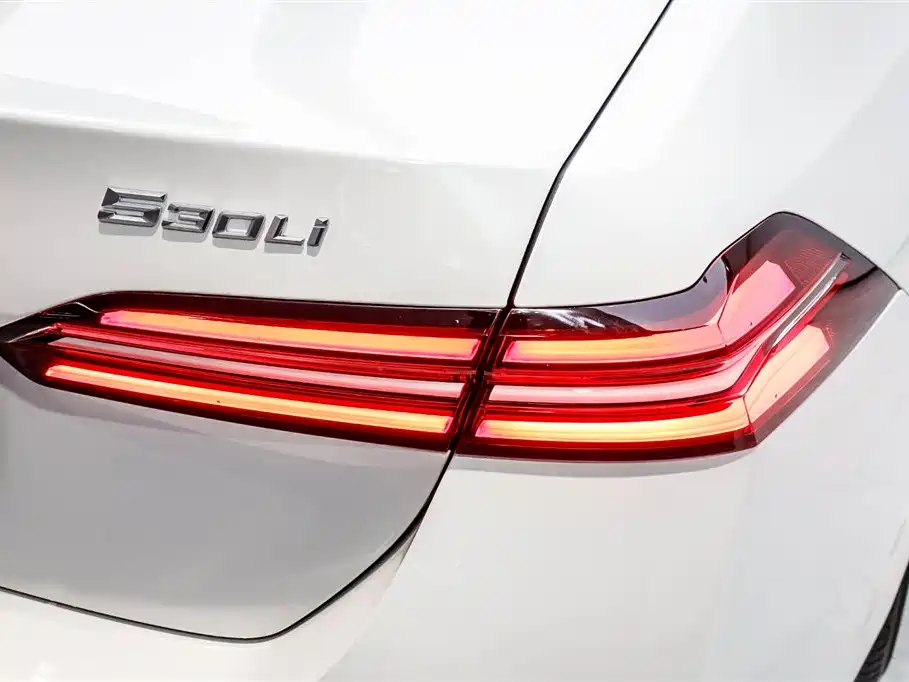 BMW 5 Series 2025 — фото 24