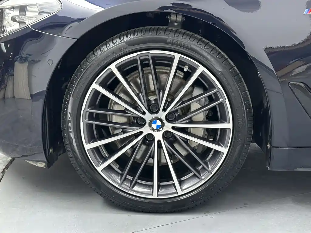 BMW 5 Series 2019 — фото 20