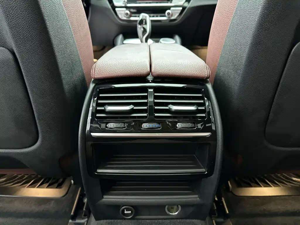 BMW 5 Series 2019 — фото 17