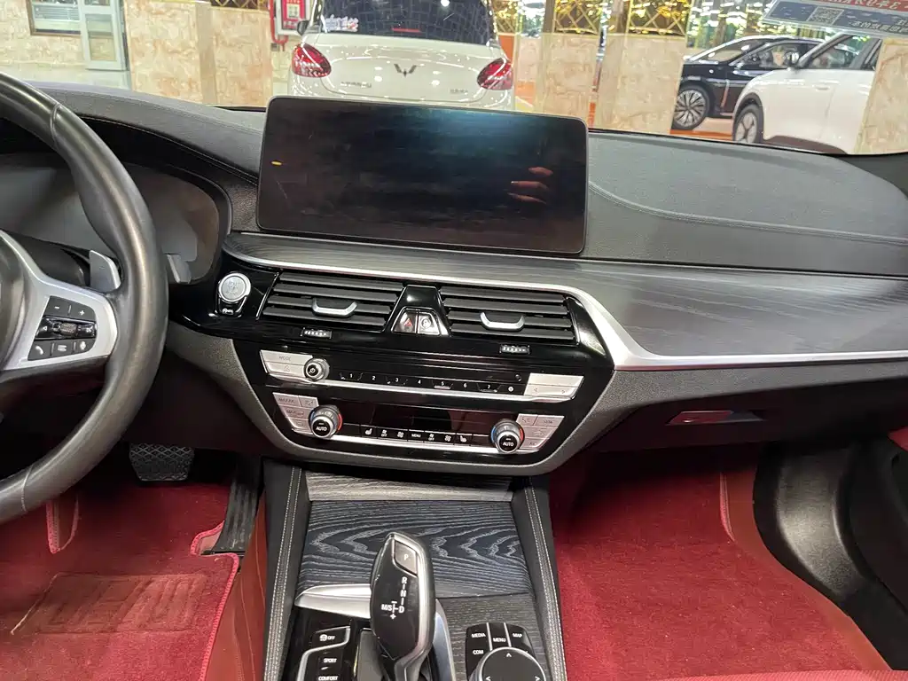 BMW 5 Series 2021 — фото 12