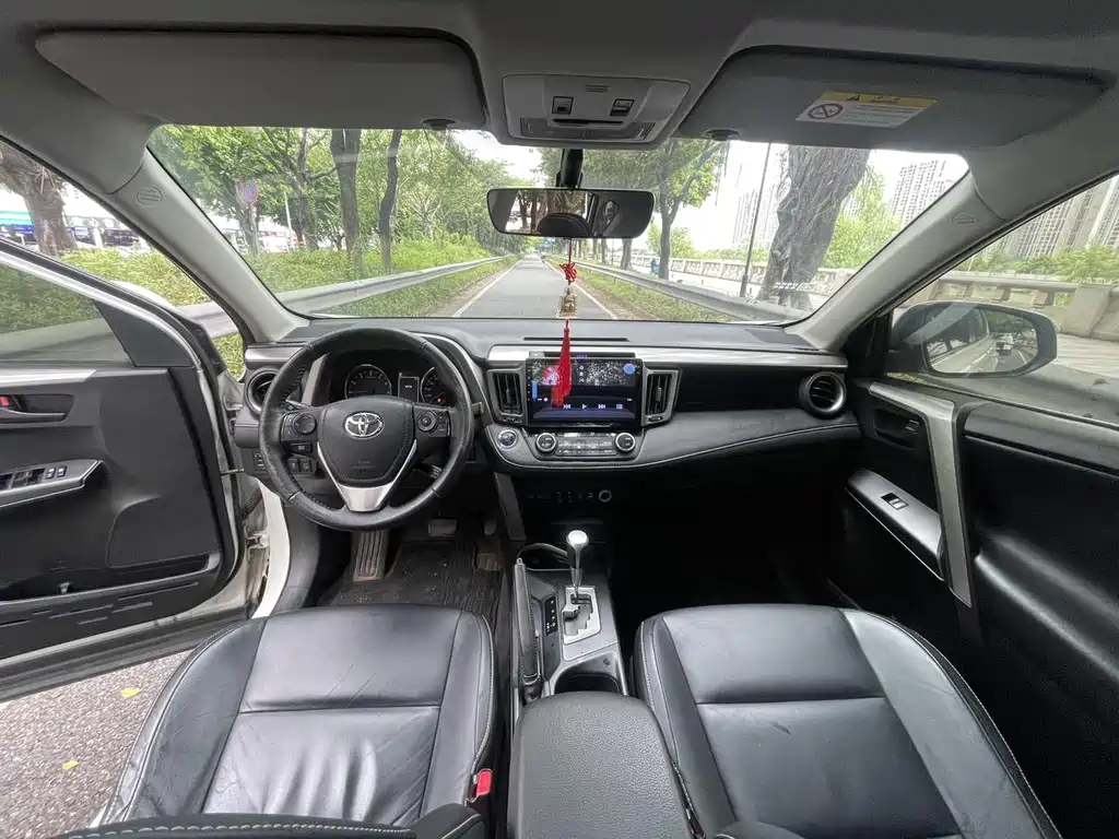 Toyota RAV4 2016 — фото 11