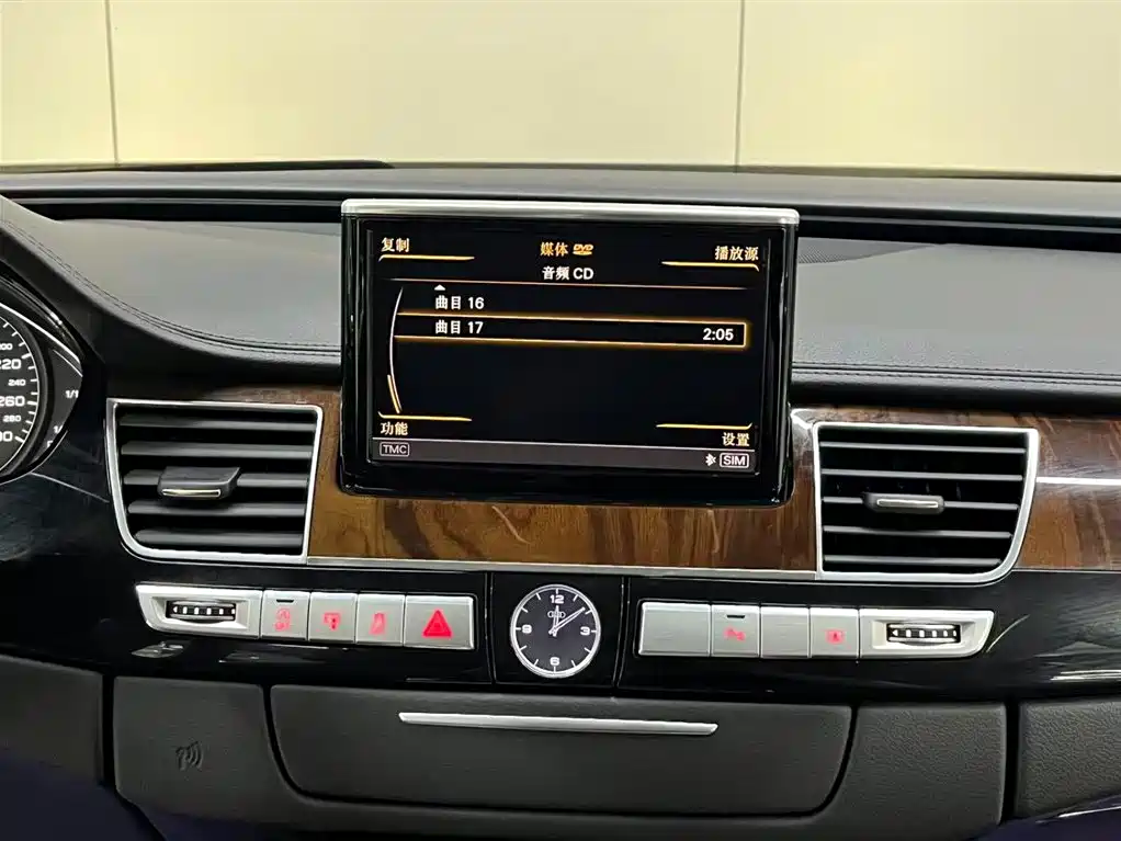 Audi A8 2017 — фото 10